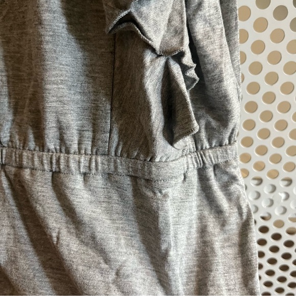 Chaser Flutter Sleeve Soft Peplum Style Top Size Medium in Grey NWT - Picture 6 of 8